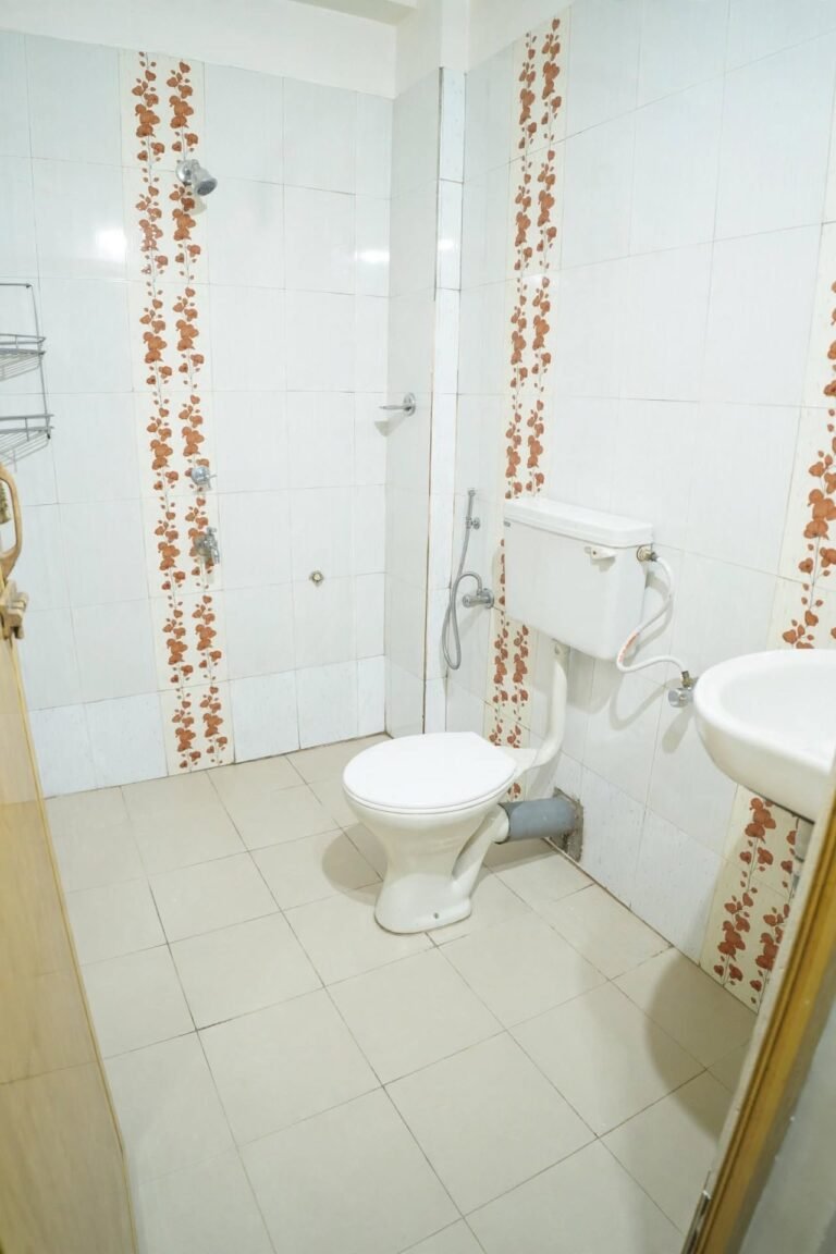 bright_clean_bathroom.jpg